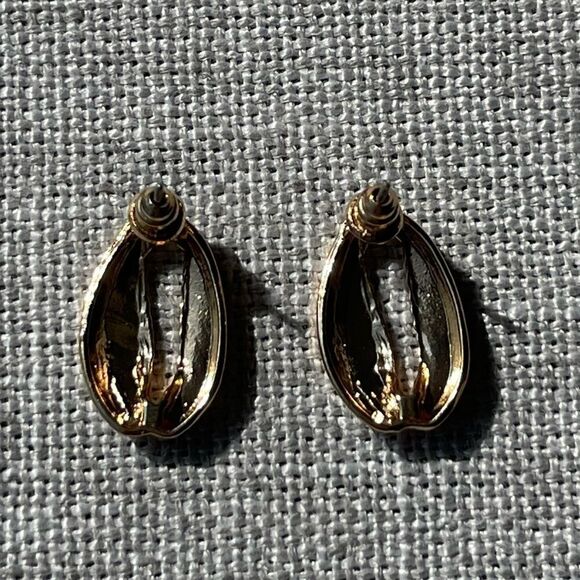 🌊 GOLD TONE COWRIE SHELL STUD EARRINGS 🌊 - Picture 5 of 6